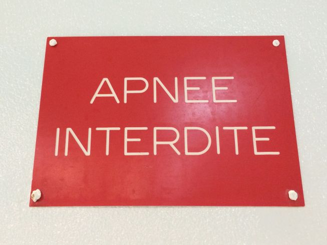 Apnoia_apneeaufeminin_Plaque_Apnee_interdite